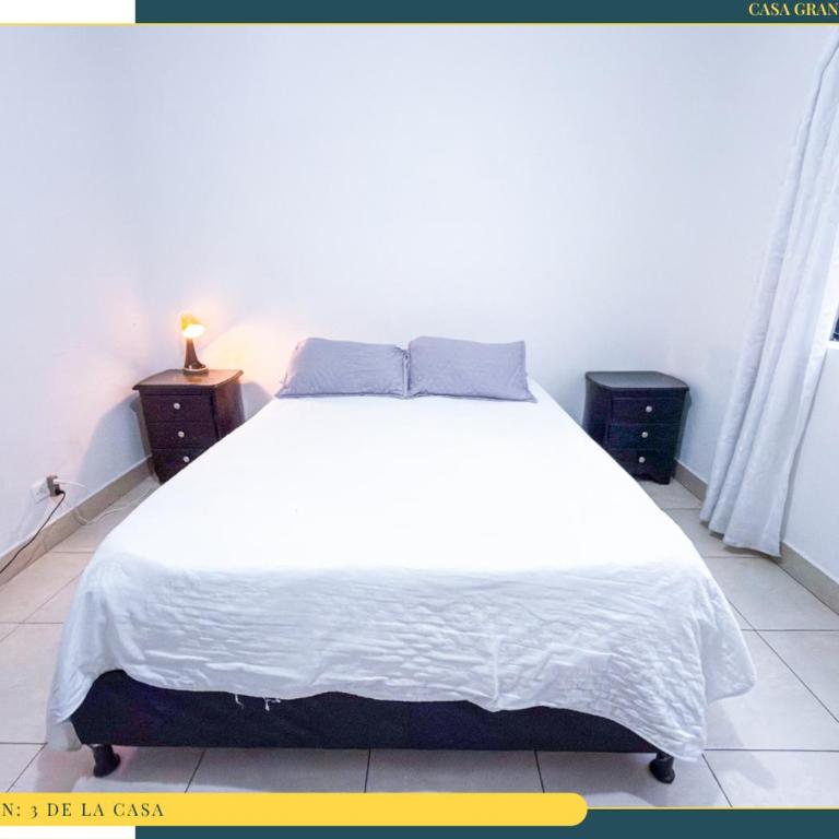 Amplia Casa en Laureles, Zona Residencial y Tranquila - Five-Bedroom Apartment - 17