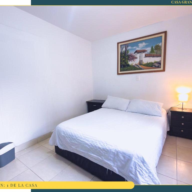 Amplia Casa en Laureles, Zona Residencial y Tranquila - Five-Bedroom Apartment - 26