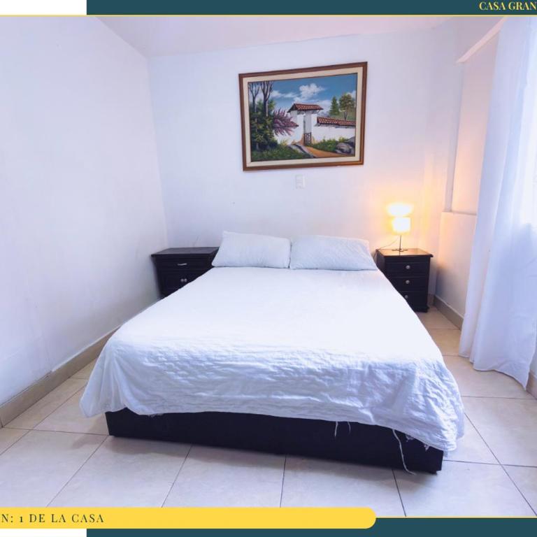 Amplia Casa en Laureles, Zona Residencial y Tranquila - Five-Bedroom Apartment - 27