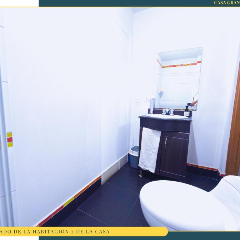 Amplia Casa en Laureles, Zona Residencial y Tranquila - Five-Bedroom Apartment - 29
