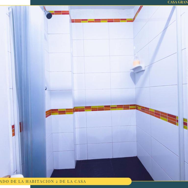 Amplia Casa en Laureles, Zona Residencial y Tranquila - Five-Bedroom Apartment - 28