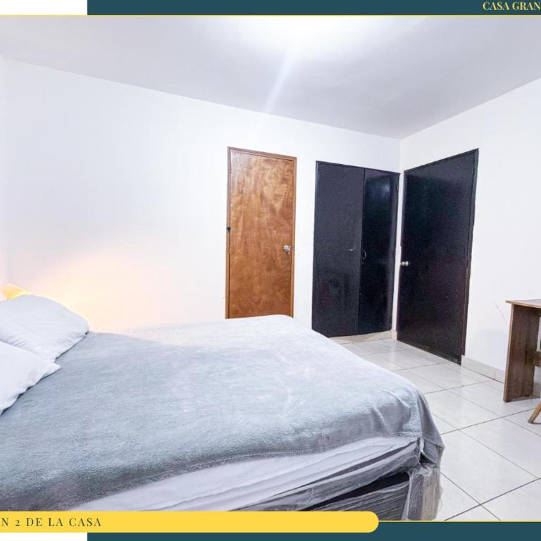 Amplia Casa en Laureles, Zona Residencial y Tranquila - Five-Bedroom Apartment - 31