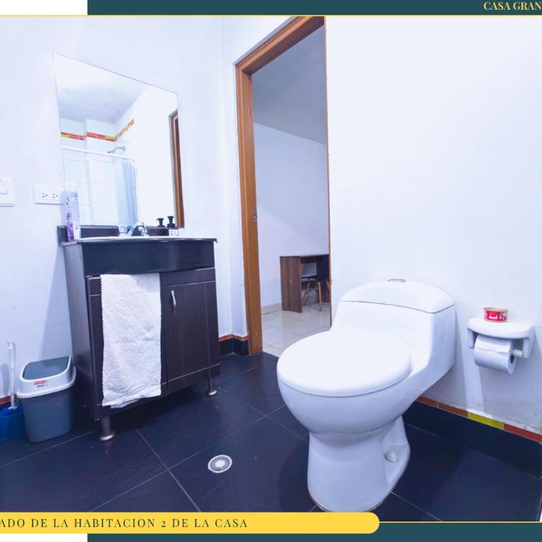 Amplia Casa en Laureles, Zona Residencial y Tranquila - Five-Bedroom Apartment - 33