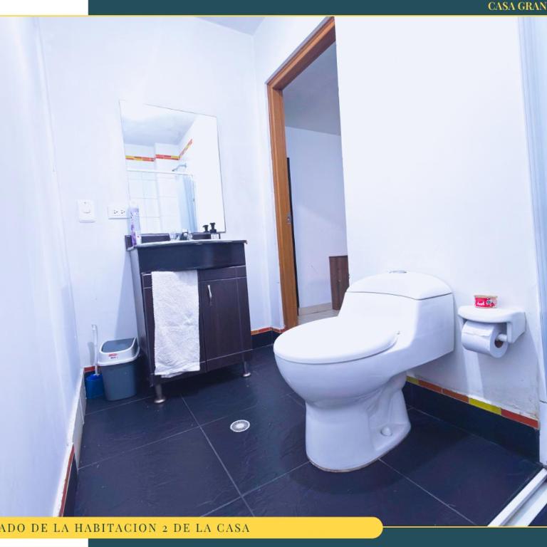 Amplia Casa en Laureles, Zona Residencial y Tranquila - Five-Bedroom Apartment - 37