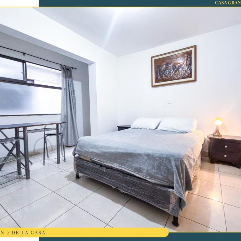 Amplia Casa en Laureles, Zona Residencial y Tranquila - Five-Bedroom Apartment - 39