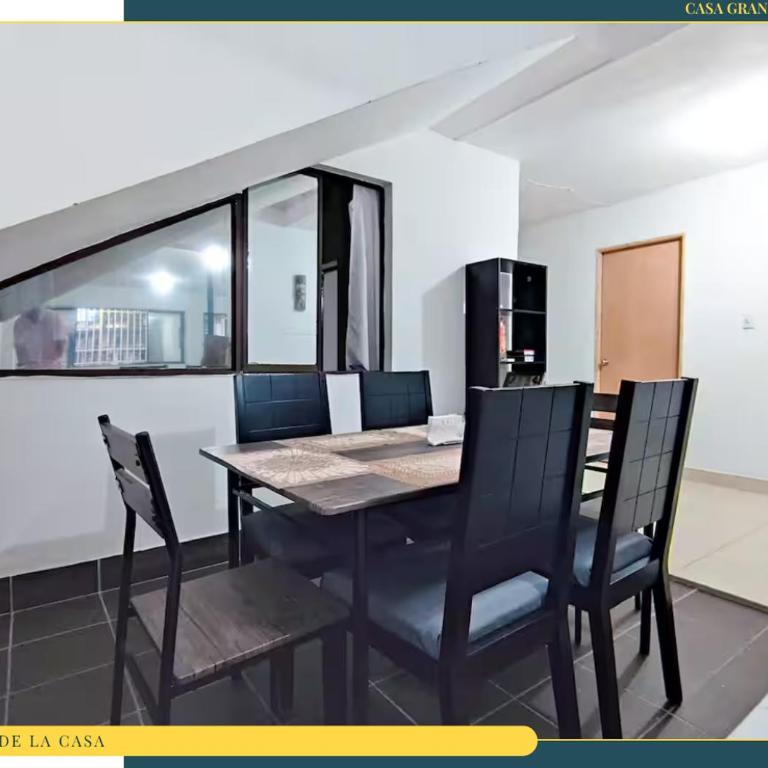 Amplia Casa en Laureles, Zona Residencial y Tranquila - Five-Bedroom Apartment - 46