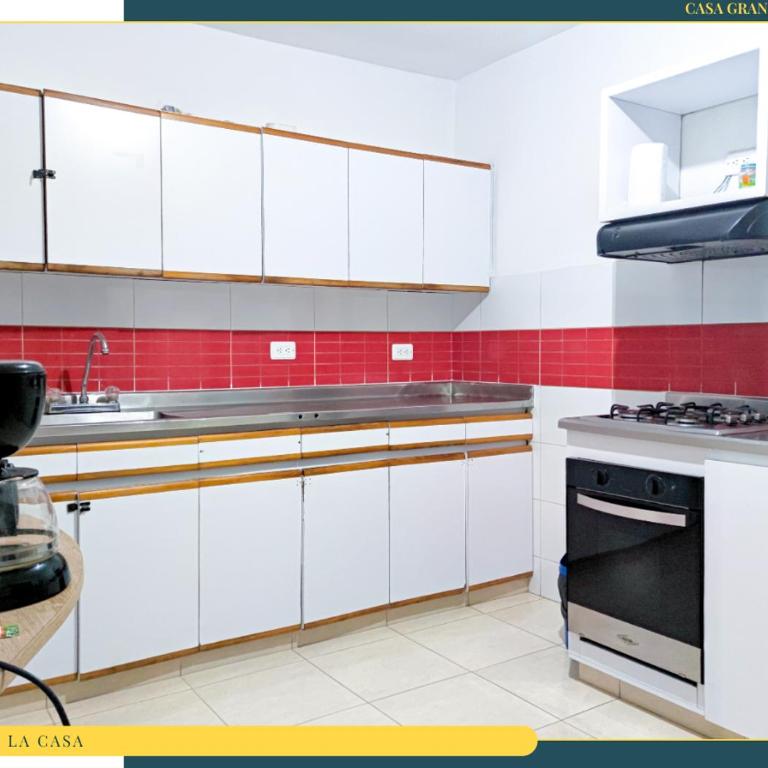Amplia Casa en Laureles, Zona Residencial y Tranquila - Five-Bedroom Apartment - 49