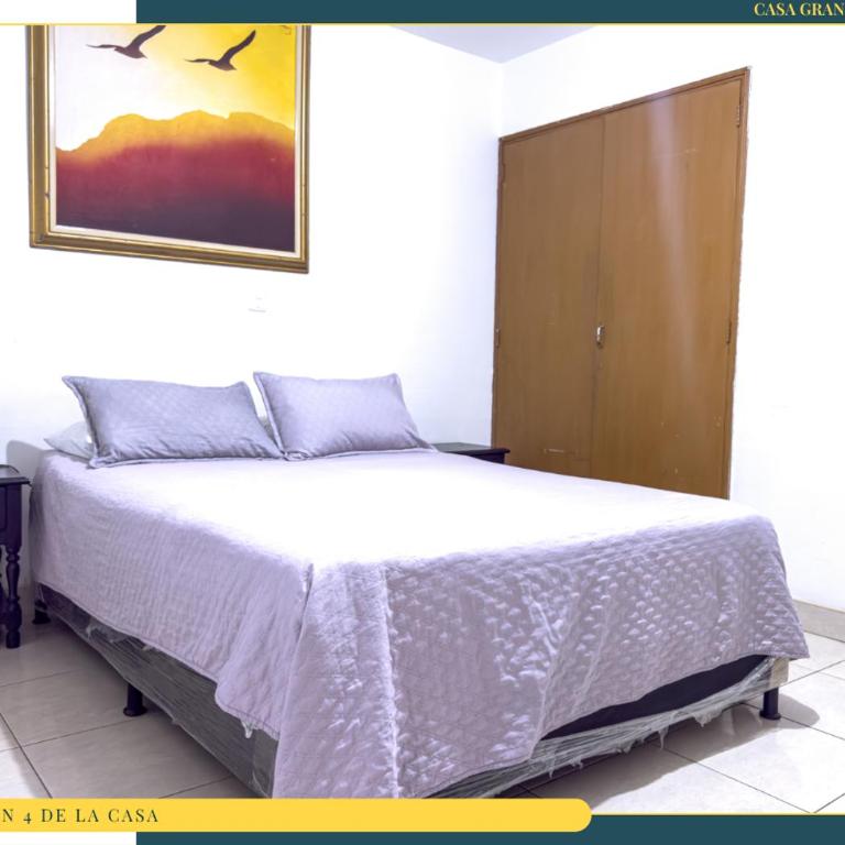 Amplia Casa en Laureles, Zona Residencial y Tranquila - Five-Bedroom Apartment - 52