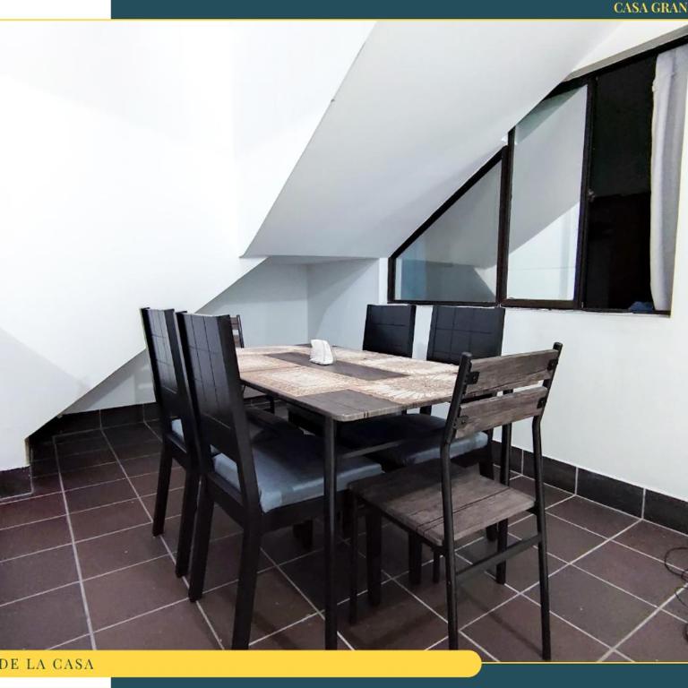 Amplia Casa en Laureles, Zona Residencial y Tranquila - Five-Bedroom Apartment - 58