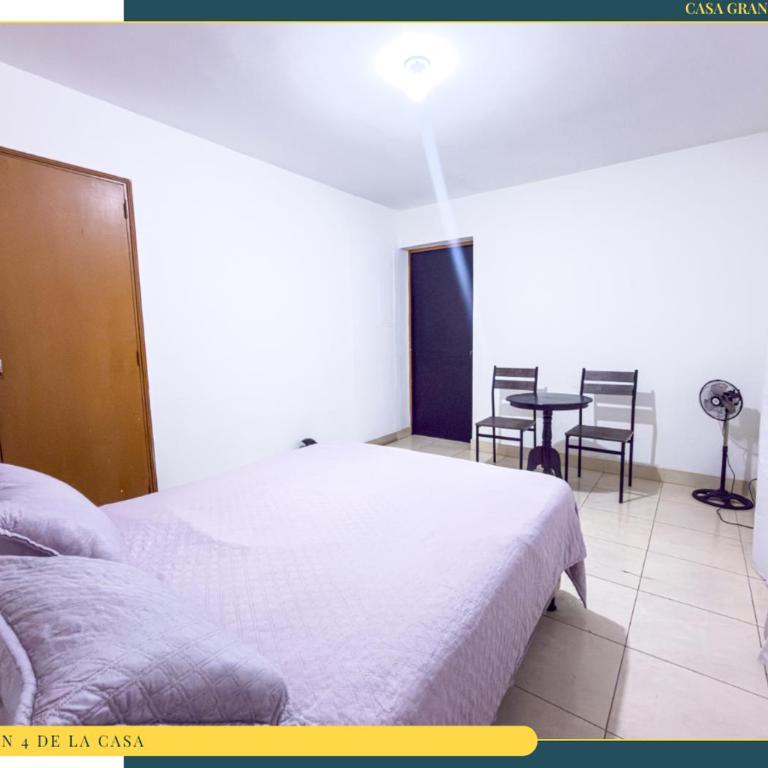 Amplia Casa en Laureles, Zona Residencial y Tranquila - Five-Bedroom Apartment - 63