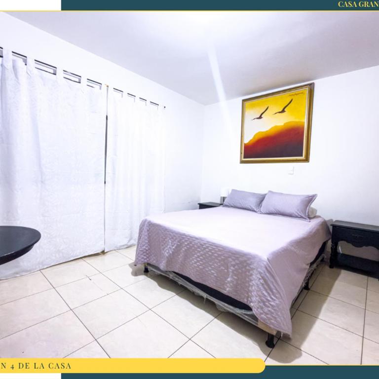 Amplia Casa en Laureles, Zona Residencial y Tranquila - Five-Bedroom Apartment - 64