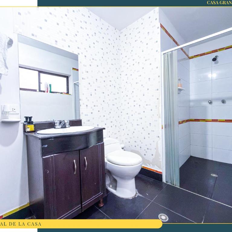 Amplia Casa en Laureles, Zona Residencial y Tranquila - Five-Bedroom Apartment - 61