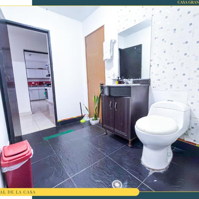 Amplia Casa en Laureles, Zona Residencial y Tranquila - Five-Bedroom Apartment - 62