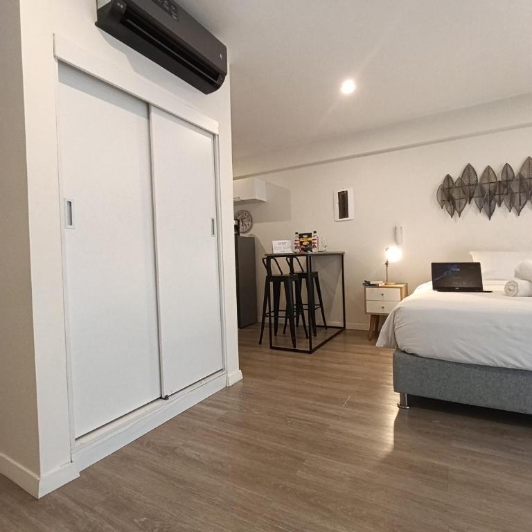 Quark Apartments - Studio with Balcony - 3