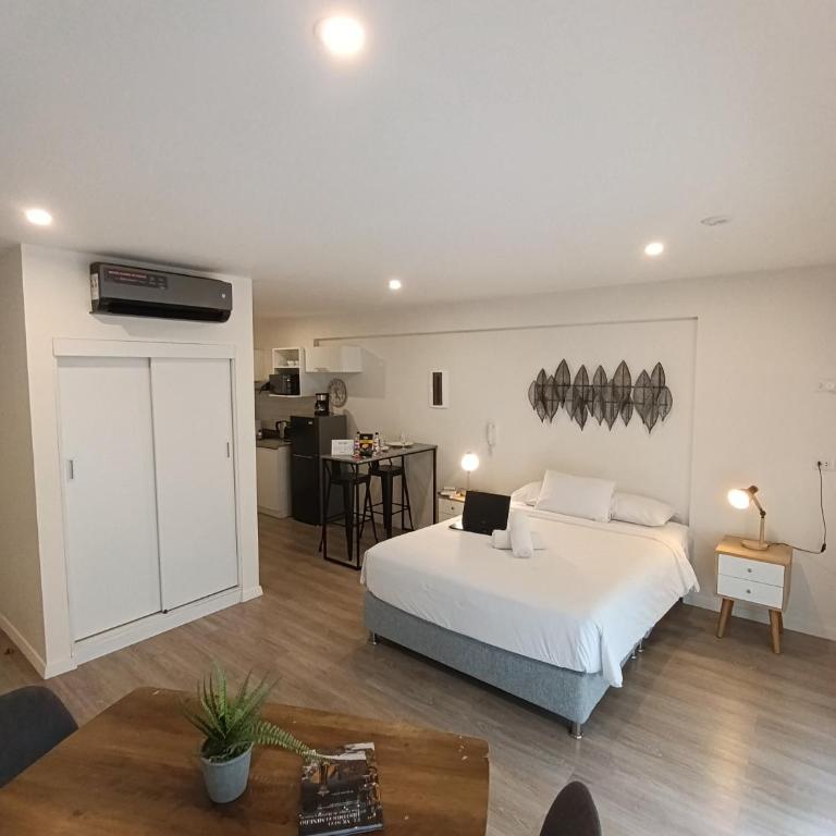 Quark Apartments - Studio with Balcony - 6