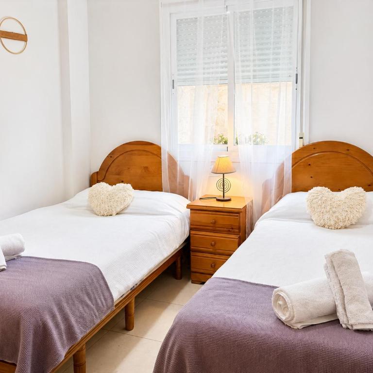 Apartamento "Bella Bahía" - over 25 years old & Families - Swimming Pool - Parking - Tranquility - Good Conections - Appartement 3 Chambres - 3