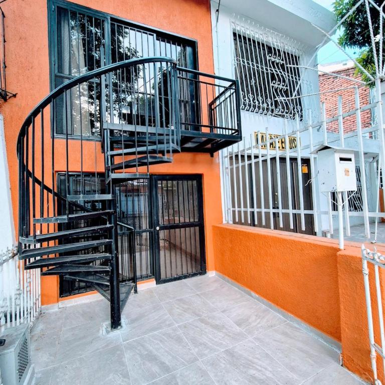 Apartaestudio en 2do piso con balcón, A pocos pasos del Estadio Pascual Guerrero, Hospital Departamental, Imbanaco, Unicancer, Centro Médico San José, Piscinas OByrne, Mulato Cabaret, Univalle, Escuela Deporte, Reservas desde 2 noches en adelante - Two-Bedroom Deluxe Apartment with Balcony - 1