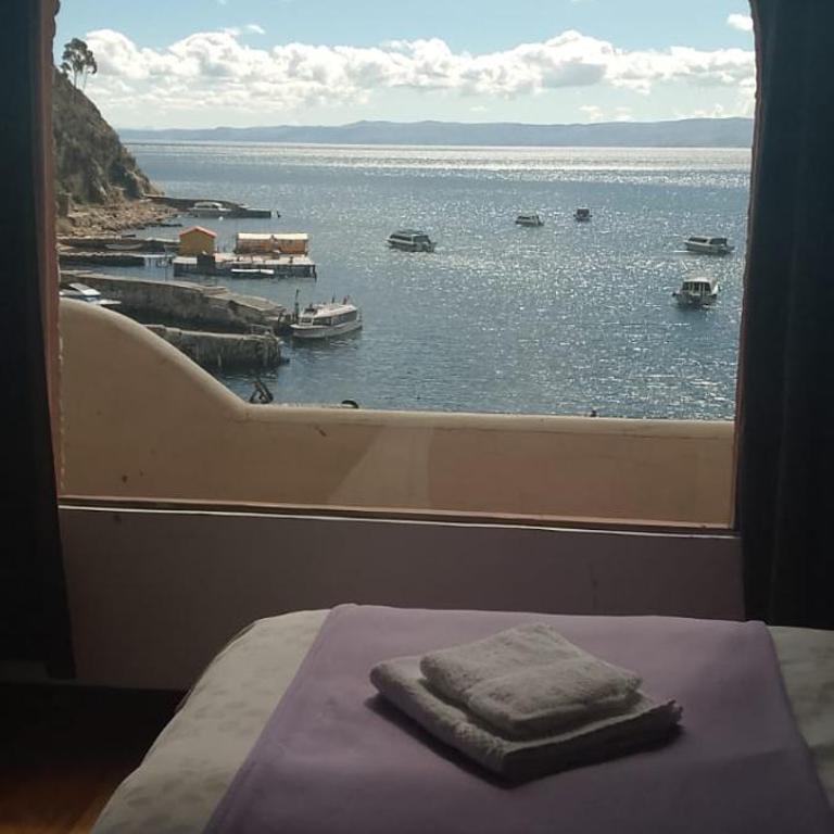 Hostal Puerto Yumani - Family Room with Lake View - 2