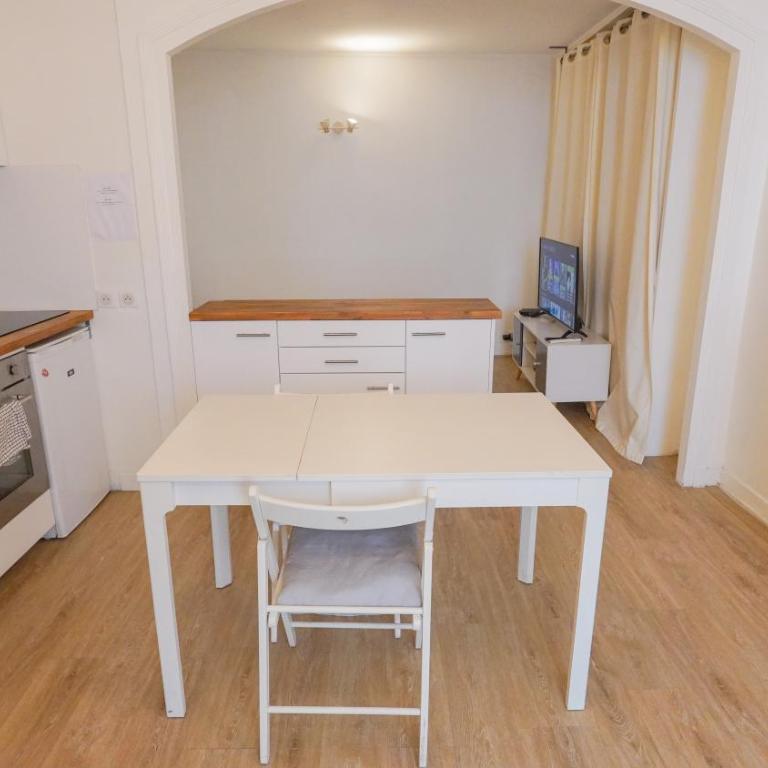 7 Historic Marais Studio near Bastille & metro - One-Bedroom Apartment - 5