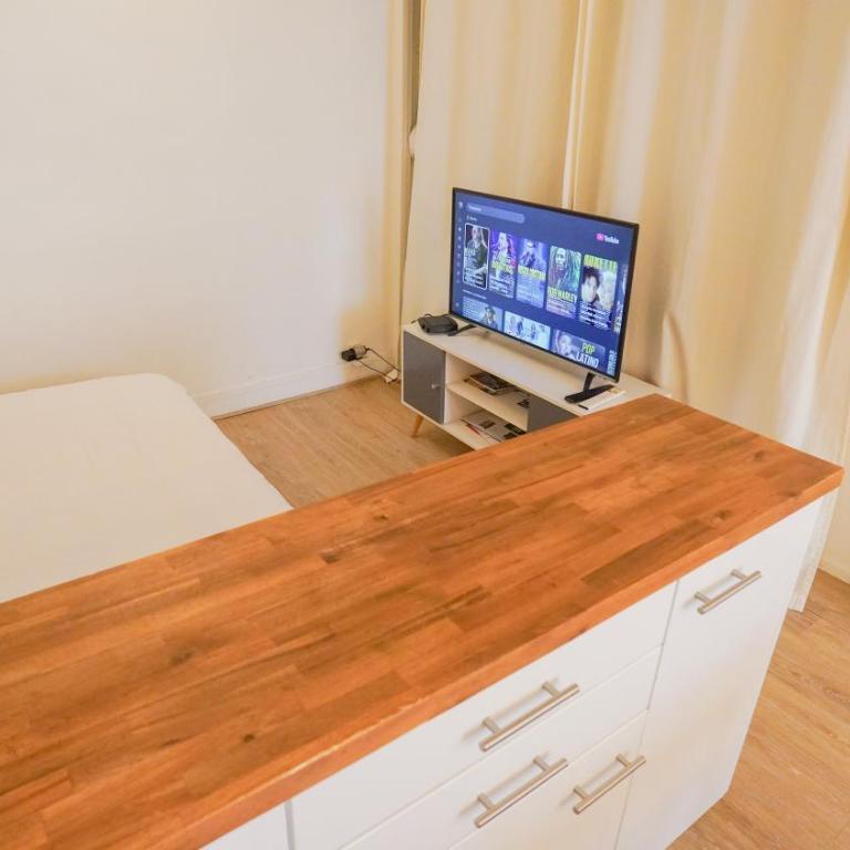 7 Historic Marais Studio near Bastille & metro - One-Bedroom Apartment - 14