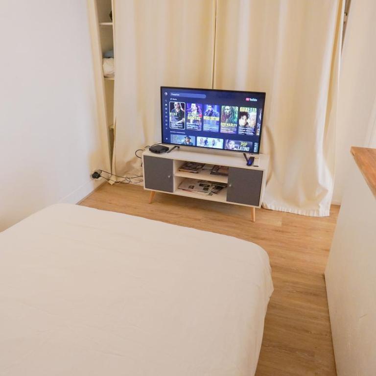 7 Historic Marais Studio near Bastille & metro - One-Bedroom Apartment - 15