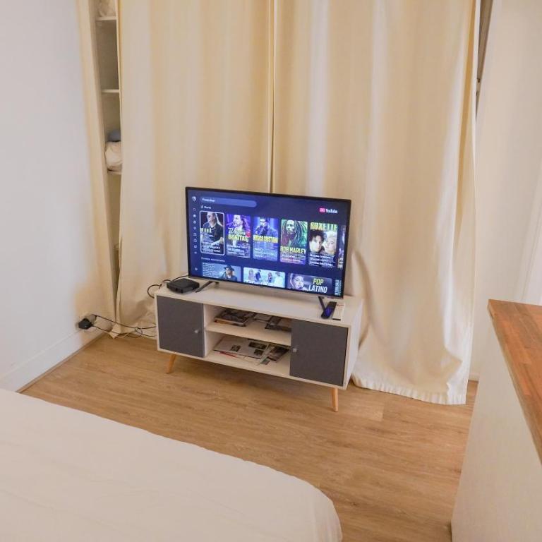 7 Historic Marais Studio near Bastille & metro - One-Bedroom Apartment - 16