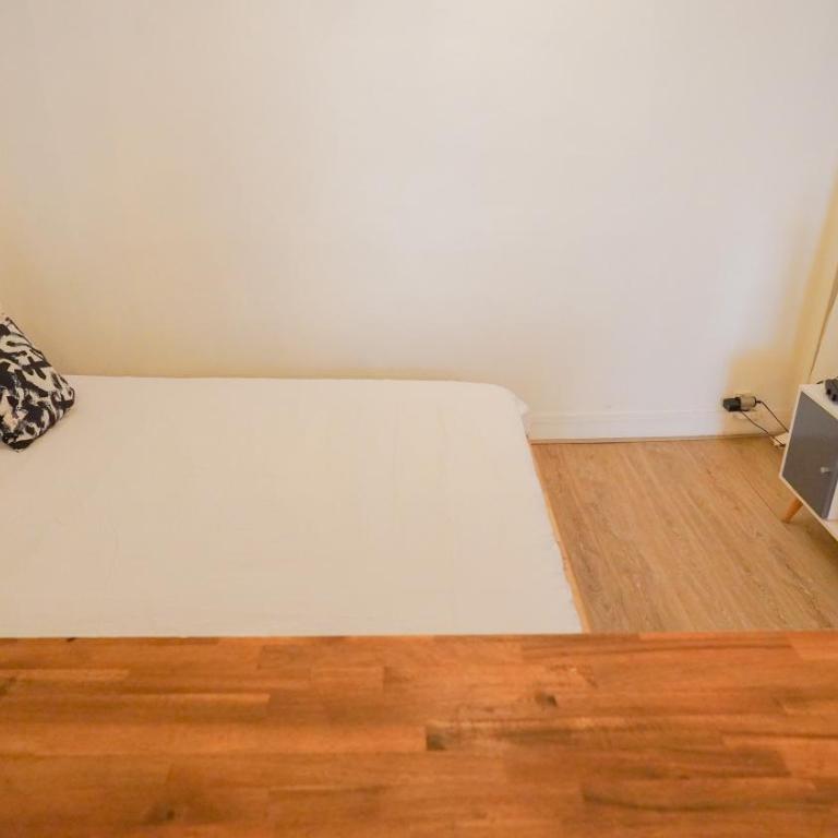 7 Historic Marais Studio near Bastille & metro - One-Bedroom Apartment - 17