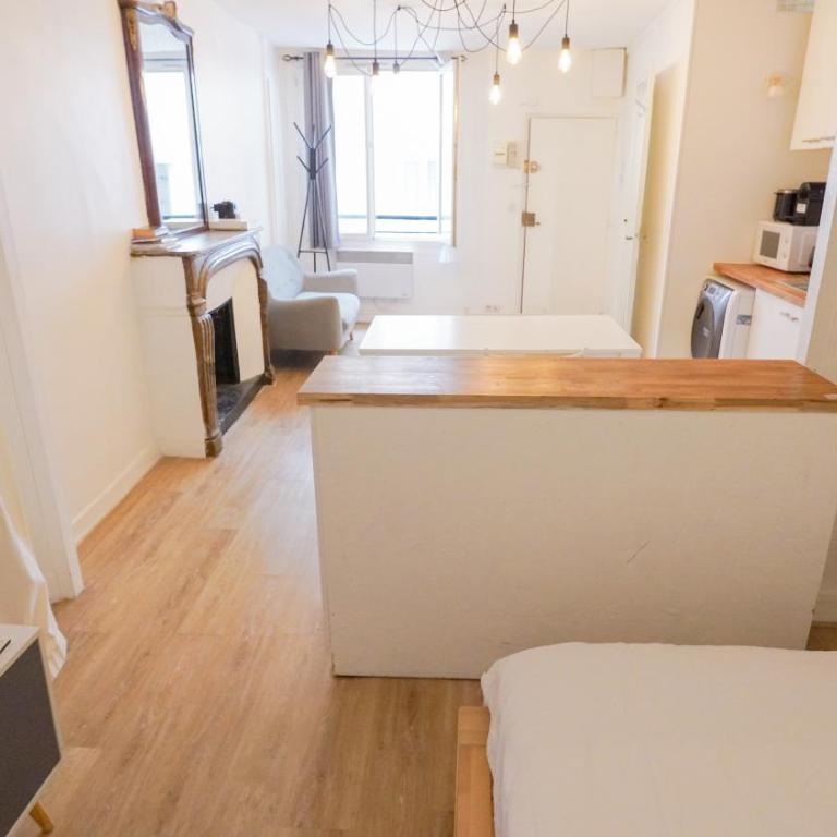 7 Historic Marais Studio near Bastille & metro - One-Bedroom Apartment - 1