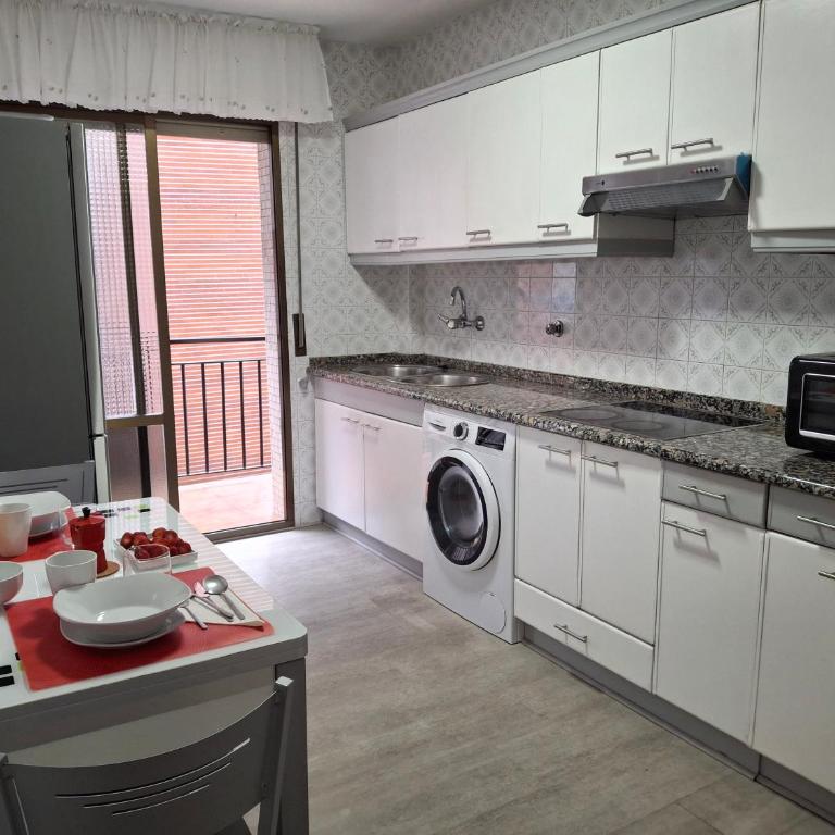 Apart con posibilidad parking con 3 dormitorios y 2 baños para 5 personas - Three-Bedroom Apartment - 34
