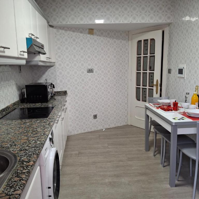 Apart con posibilidad parking con 3 dormitorios y 2 baños para 5 personas - Three-Bedroom Apartment - 40