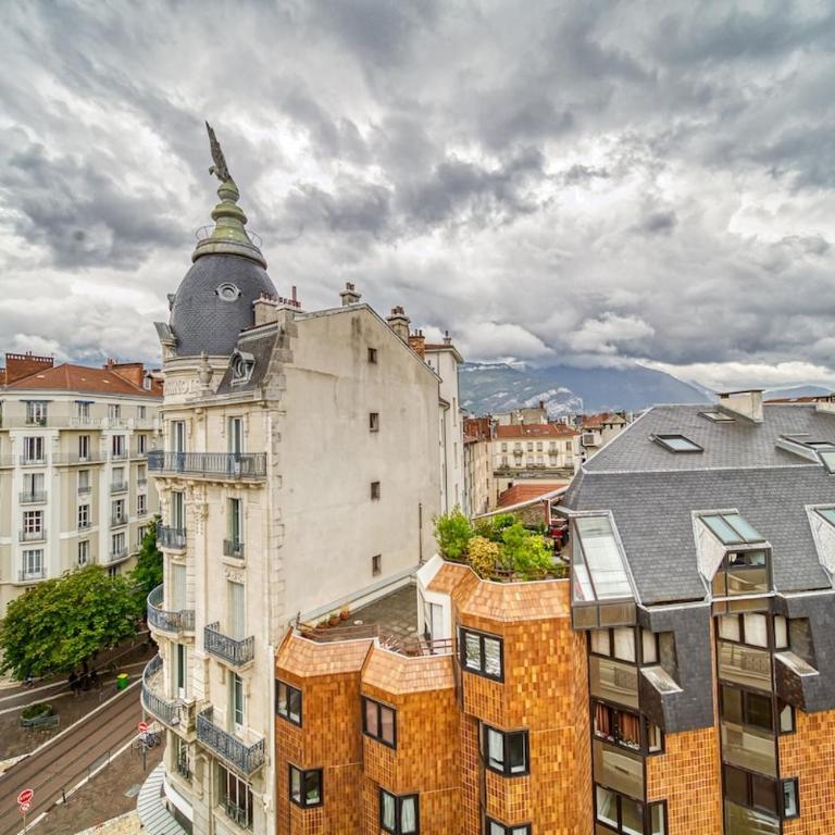 Elegance - Three-Bedroom Apartment - 12