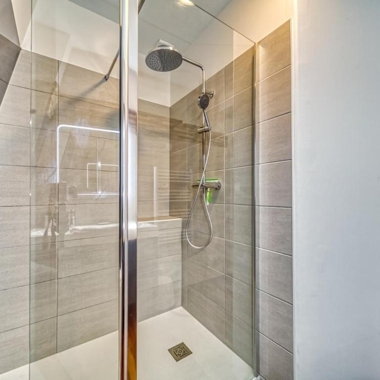 Elegance - Three-Bedroom Apartment - 18