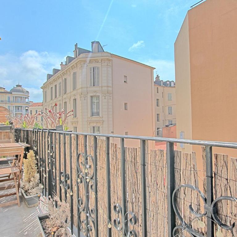 Les Appartements des Iles, proche Croisette et Palais - Two-Bedroom Apartment with Balcony and Terrace - 4