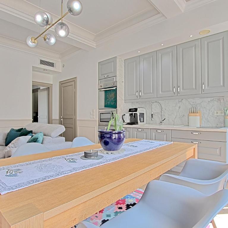 Les Appartements des Iles, proche Croisette et Palais - Two-Bedroom Apartment with Balcony and Terrace - 9