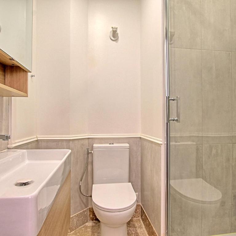 Les Appartements des Iles, proche Croisette et Palais - Two-Bedroom Apartment with Balcony and Terrace - 14