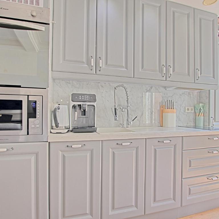 Les Appartements des Iles, proche Croisette et Palais - Two-Bedroom Apartment with Balcony and Terrace - 18