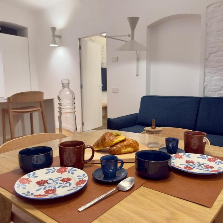 Newly renovated Luxury Suite44 History-filled home on a monumental Stairway with a Jacuzzi, located between the Downtown pedestrian area and the railway station - Two-Bedroom Apartment - 4