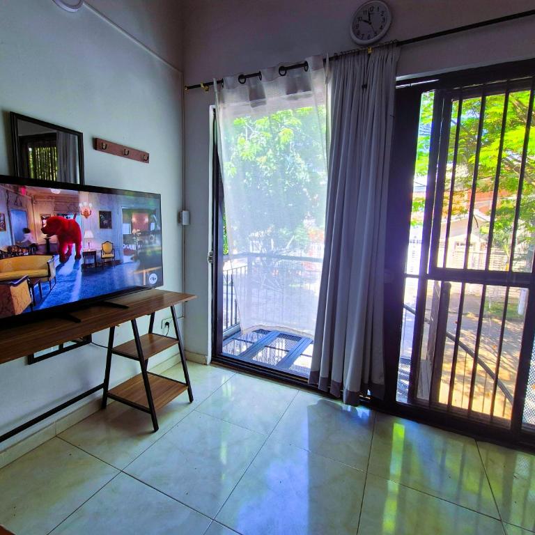 Apartaestudio en 2do piso con balcón, A pocos pasos del Estadio Pascual Guerrero, Hospital Departamental, Imbanaco, Unicancer, Centro Médico San José, Piscinas OByrne, Mulato Cabaret, Univalle, Escuela Deporte, Reservas desde 2 noches en adelante - Two-Bedroom Deluxe Apartment with Balcony - 4