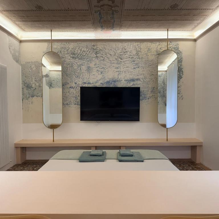 Newly renovated Luxury Suite44 History-filled home on a monumental Stairway with a Jacuzzi, located between the Downtown pedestrian area and the railway station - Two-Bedroom Apartment - 11