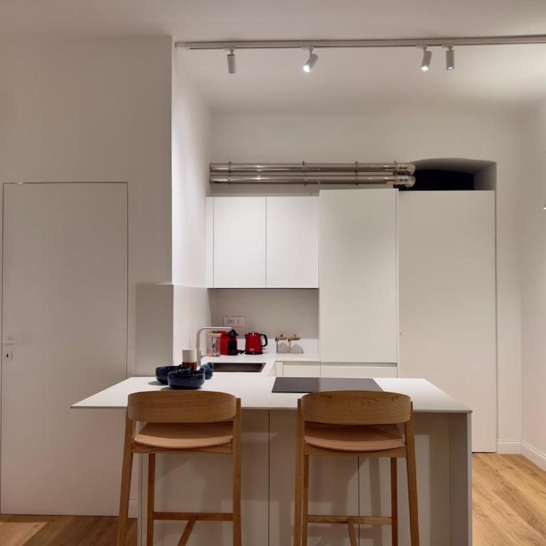Newly renovated Luxury Suite44 History-filled home on a monumental Stairway with a Jacuzzi, located between the Downtown pedestrian area and the railway station - Two-Bedroom Apartment - 27