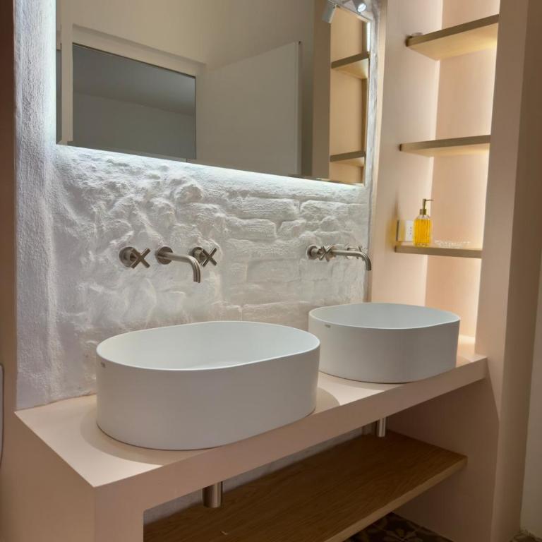 Newly renovated Luxury Suite44 History-filled home on a monumental Stairway with a Jacuzzi, located between the Downtown pedestrian area and the railway station - Two-Bedroom Apartment - 31