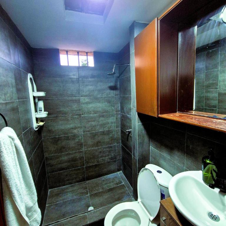 Apartaestudio en 2do piso con balcón, A pocos pasos del Estadio Pascual Guerrero, Hospital Departamental, Imbanaco, Unicancer, Centro Médico San José, Piscinas OByrne, Mulato Cabaret, Univalle, Escuela Deporte, Reservas desde 2 noches en adelante - Two-Bedroom Deluxe Apartment with Balcony - 8