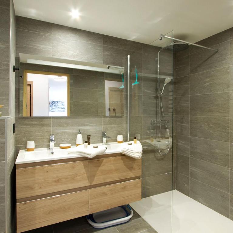 Résidence Phoenix A by Leavetown Vacations - Two-Bedroom Apartment with Balcony - 8