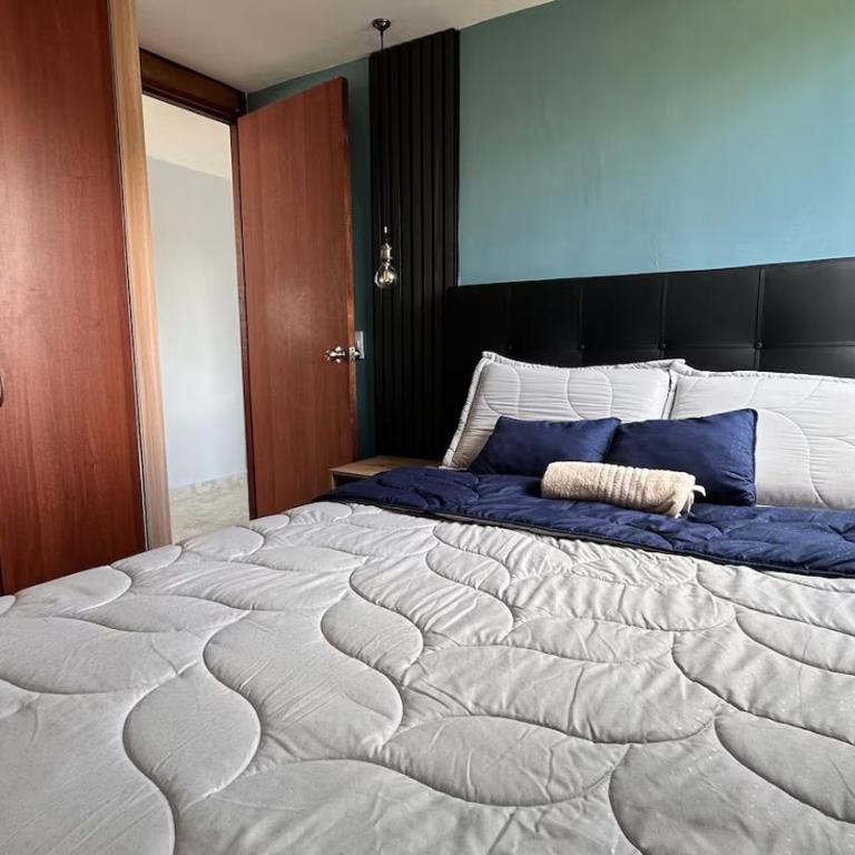 Apto excelente vista a medellin, cerca a todo - Two-Bedroom Apartment - 8