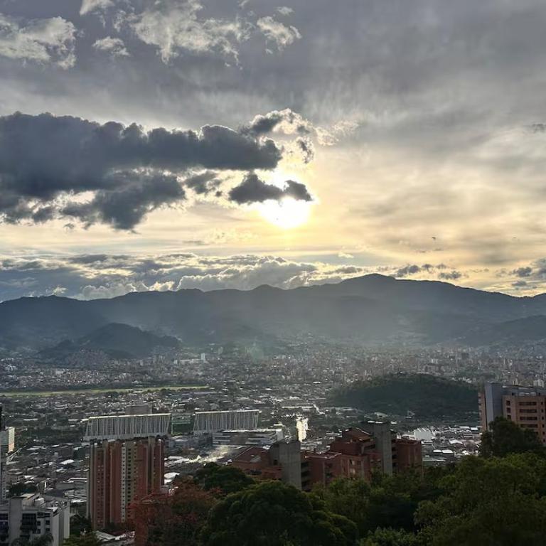 Apto excelente vista a medellin, cerca a todo - Two-Bedroom Apartment - 22