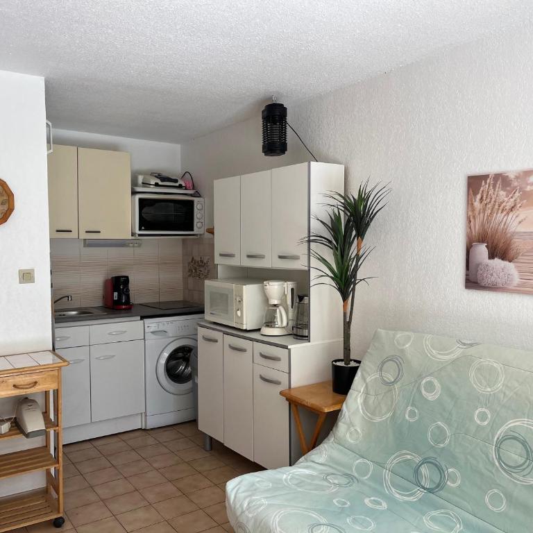 Location T2 Gruissan : Piscine, Parking, Clim, Proche Plage - Idéal Famille - FR-1-796-1 - Apartment - 8