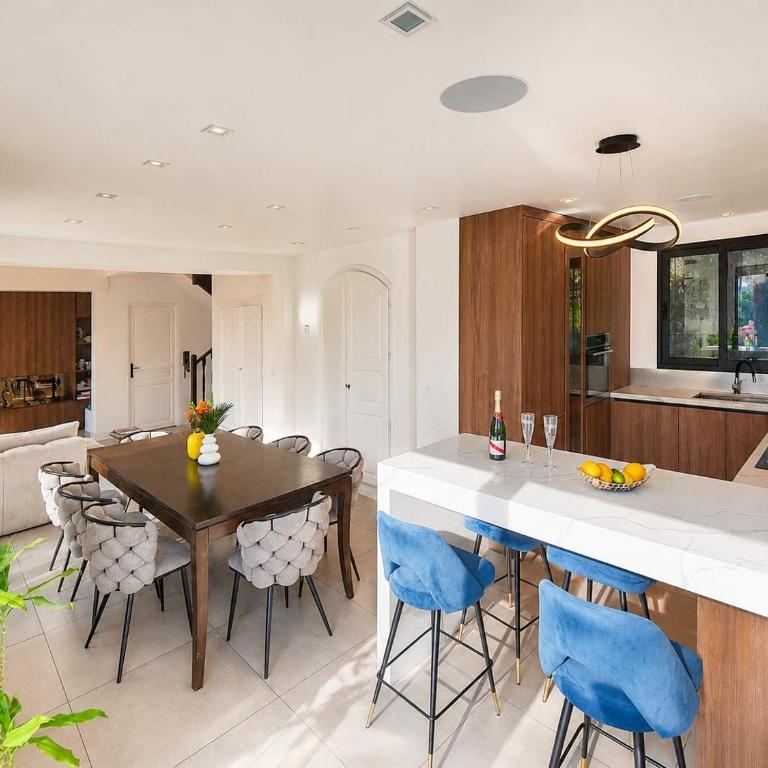 Luxury Getaway - Modern Villa with pool and AC - Villa - 36