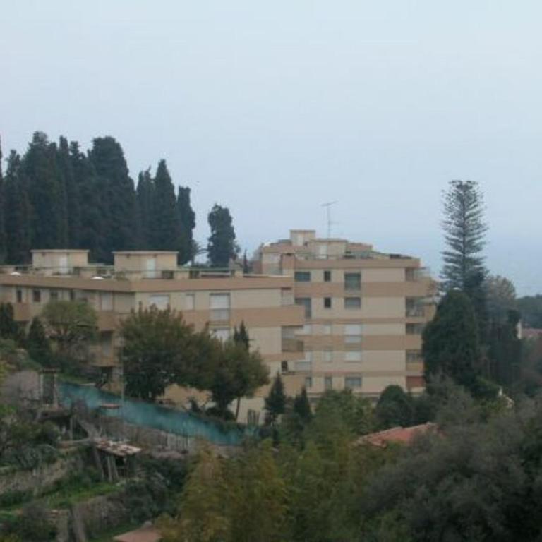 Grand appartement calme avec parking privé - FR-1-196-411 - Appartement - 17