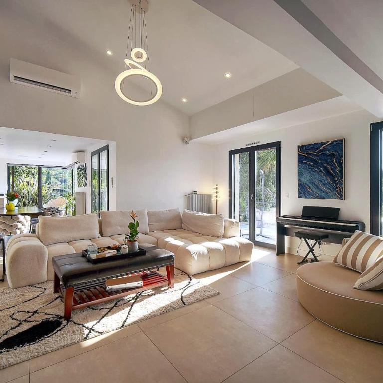 Luxury Getaway - Modern Villa with pool and AC - Villa - 27