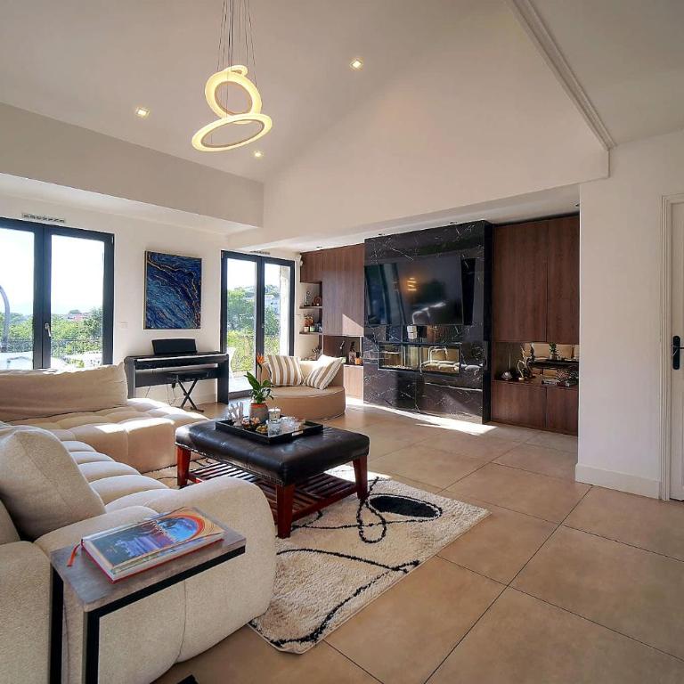 Luxury Getaway - Modern Villa with pool and AC - Villa - 26